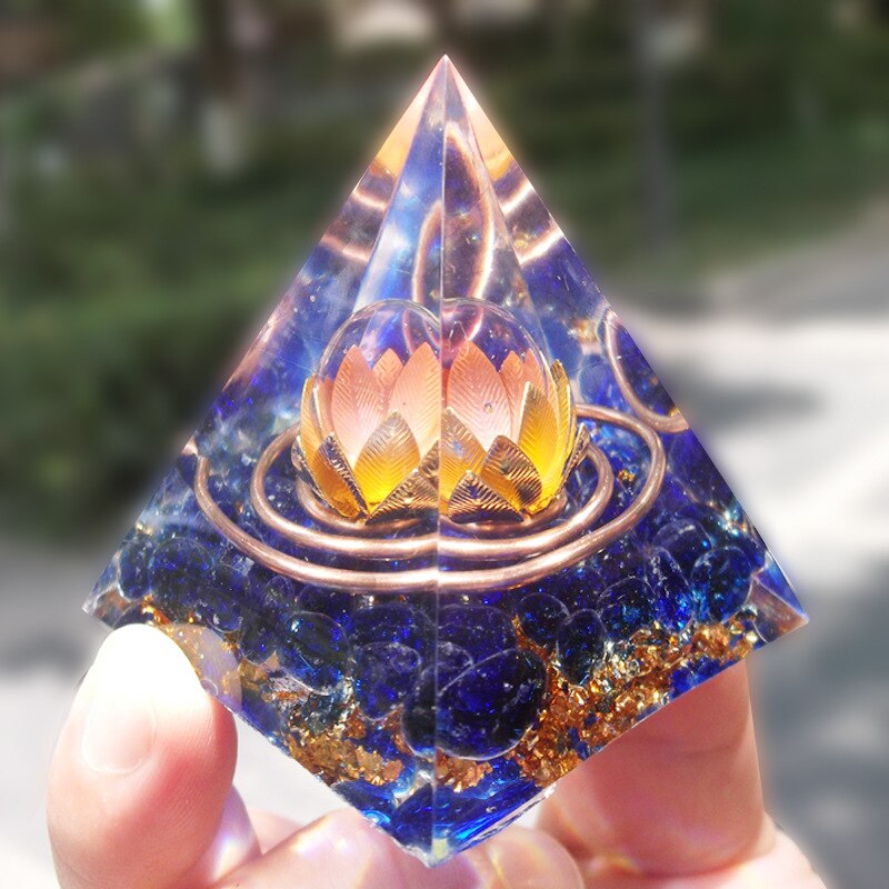 Pyramide de lotus en orgonite lapis-lazuli