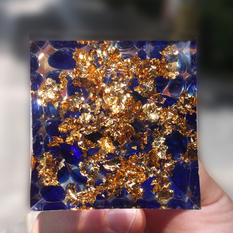 Pyramide de lotus en orgonite lapis-lazuli