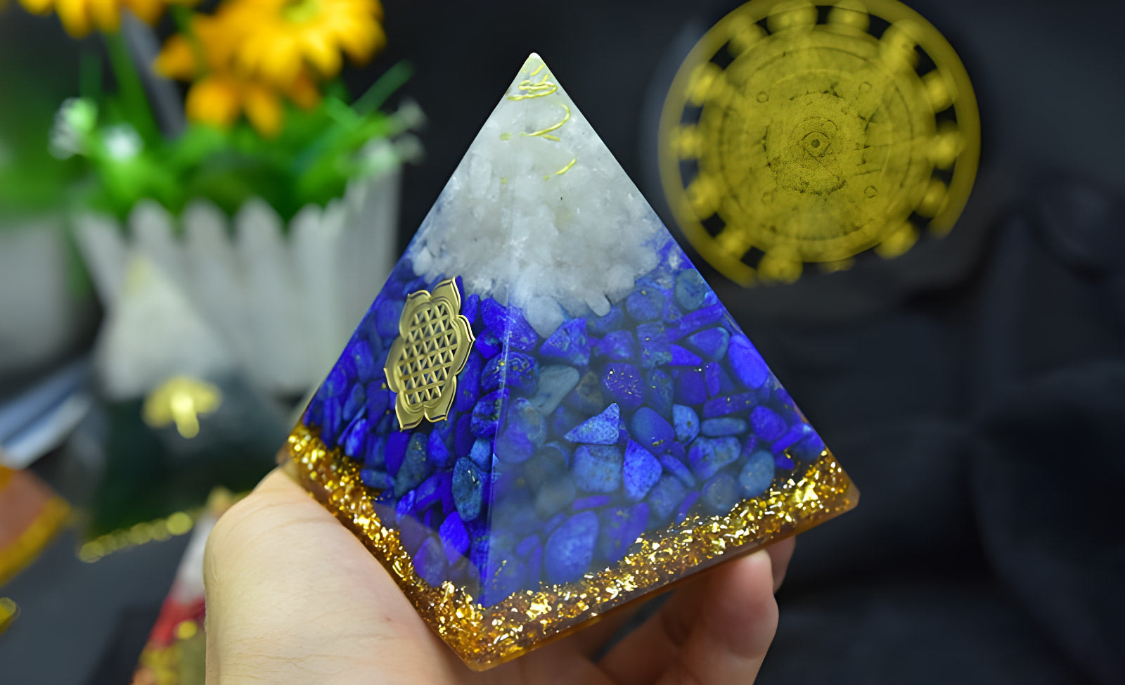 Pyramide d'orgone de guérison en lapis-lazuli et cristal blanc