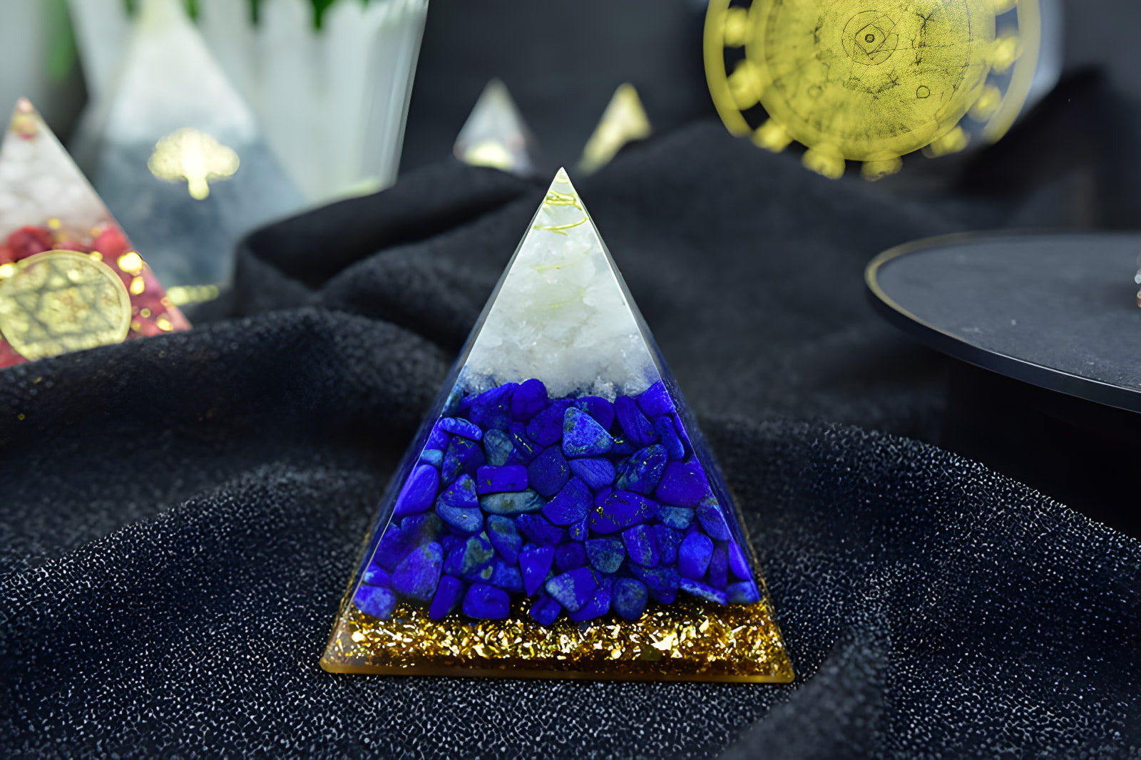 Pyramide d'orgone de guérison en lapis-lazuli et cristal blanc