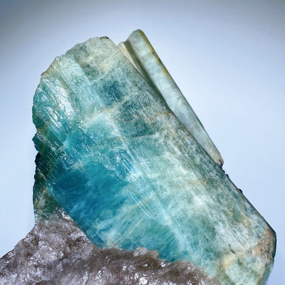 Grand présentoir en cristal de quartz aigue-marine avec support 35 cm