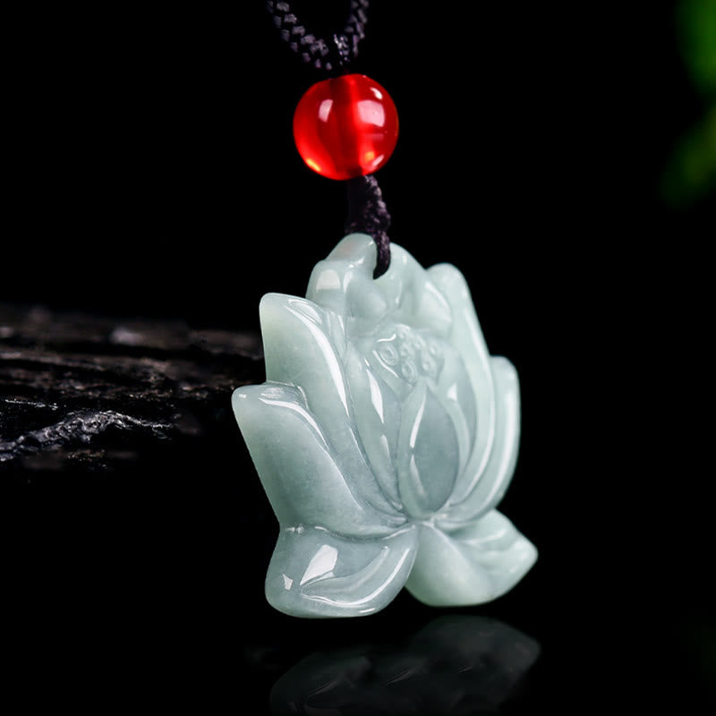 Collier pendentif prospérité en jade sculpté lotus 22 mm