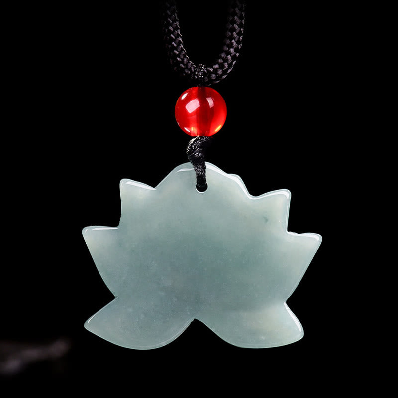 Collier pendentif prospérité en jade sculpté lotus 22 mm