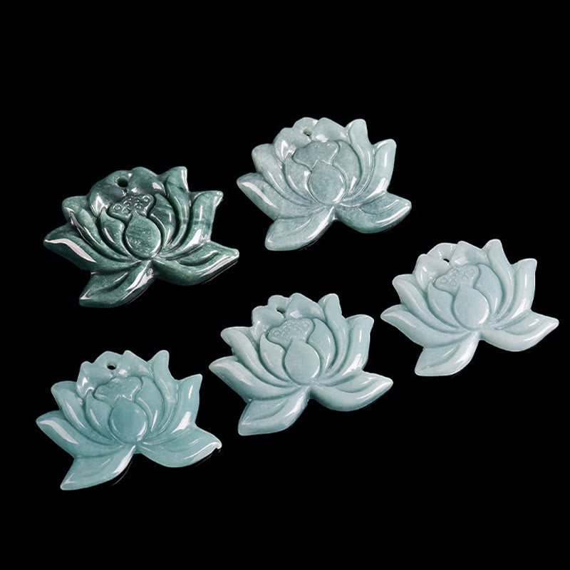 Collier pendentif prospérité en jade sculpté lotus 22 mm