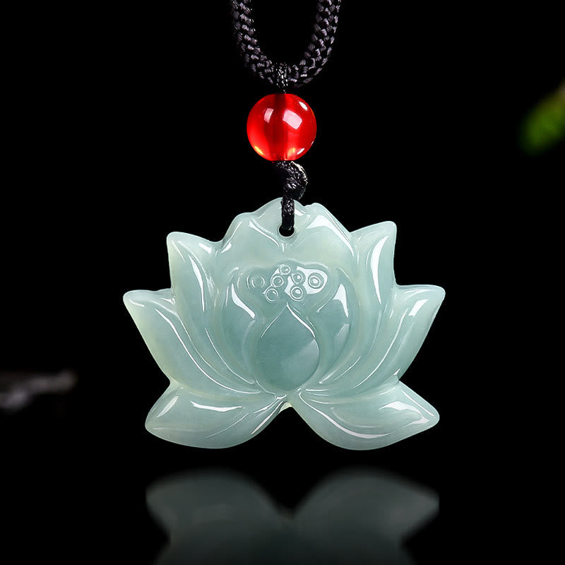 Collier pendentif prospérité en jade sculpté lotus 22 mm