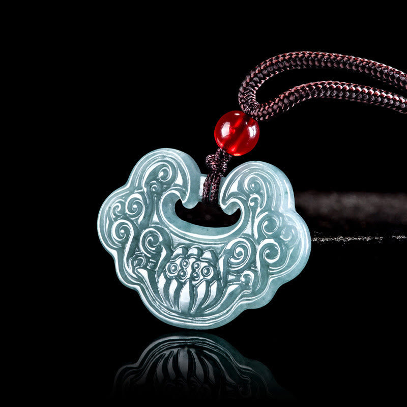 Collier Ruyi en jade sculpté en forme de lotus pour l'abondance et la prospérité