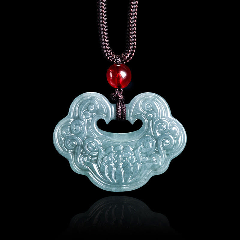 Collier Ruyi en jade sculpté en forme de lotus pour l'abondance et la prospérité