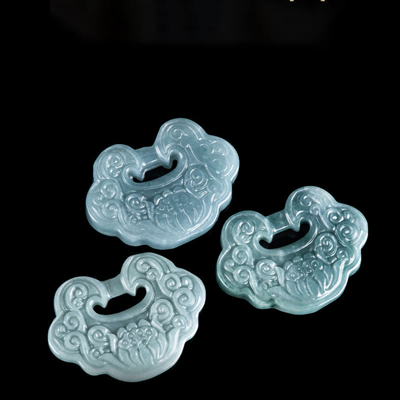 Collier Ruyi en jade sculpté en forme de lotus pour l'abondance et la prospérité