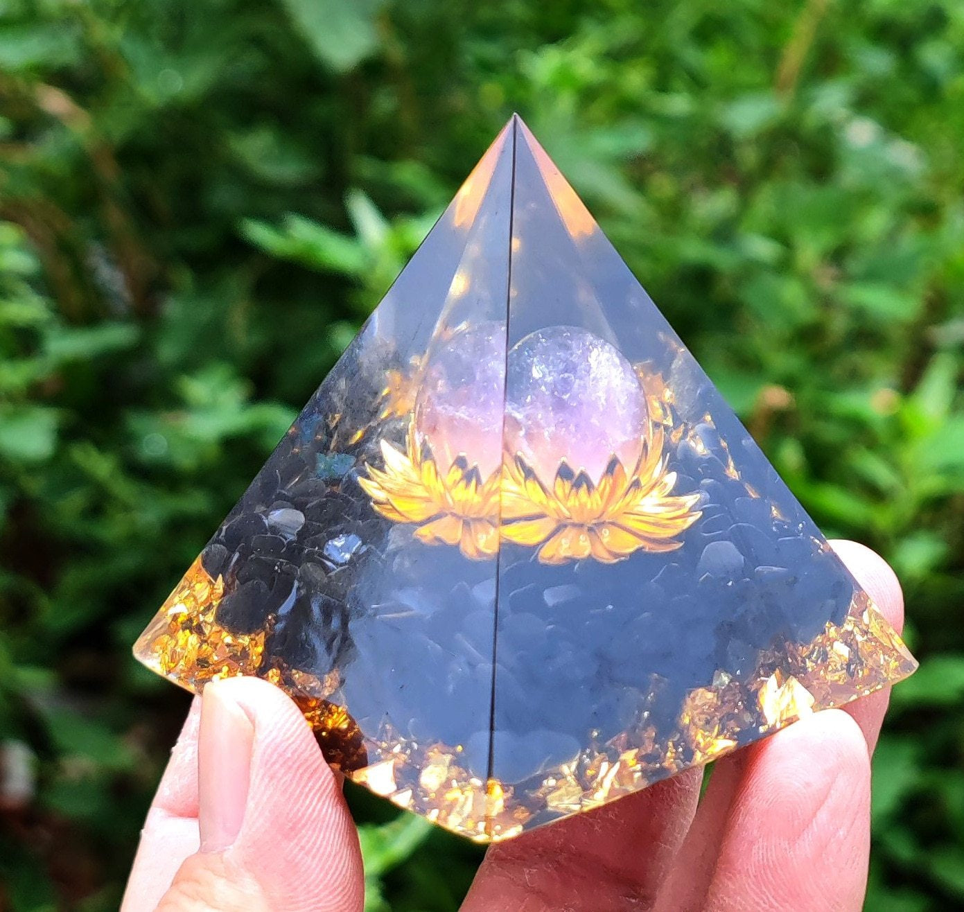Pyramide énergétique en boule de cristal de lotus