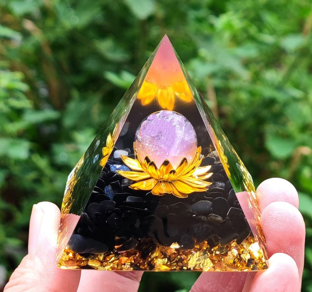Pyramide énergétique en boule de cristal de lotus