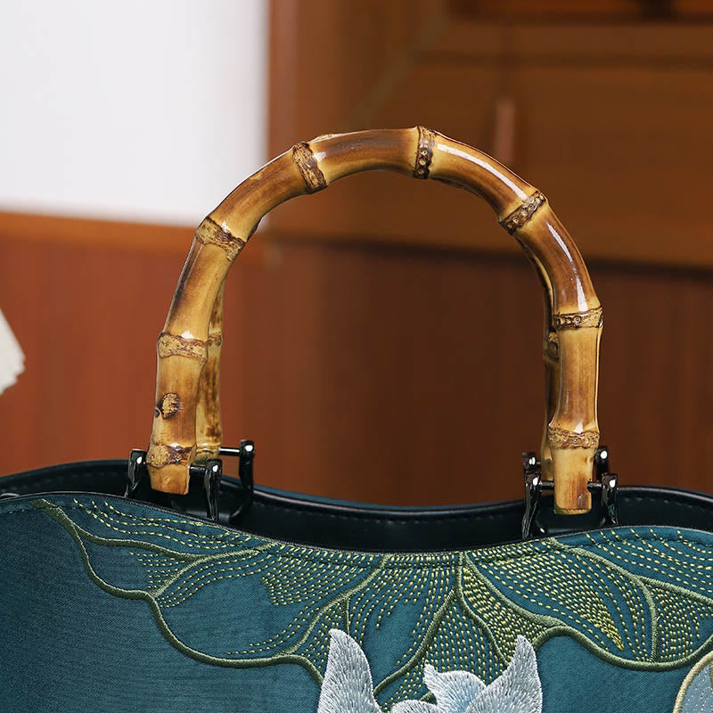 Sac à main brodé Lotus avec anse en bambou 17 cm sur 15 cm