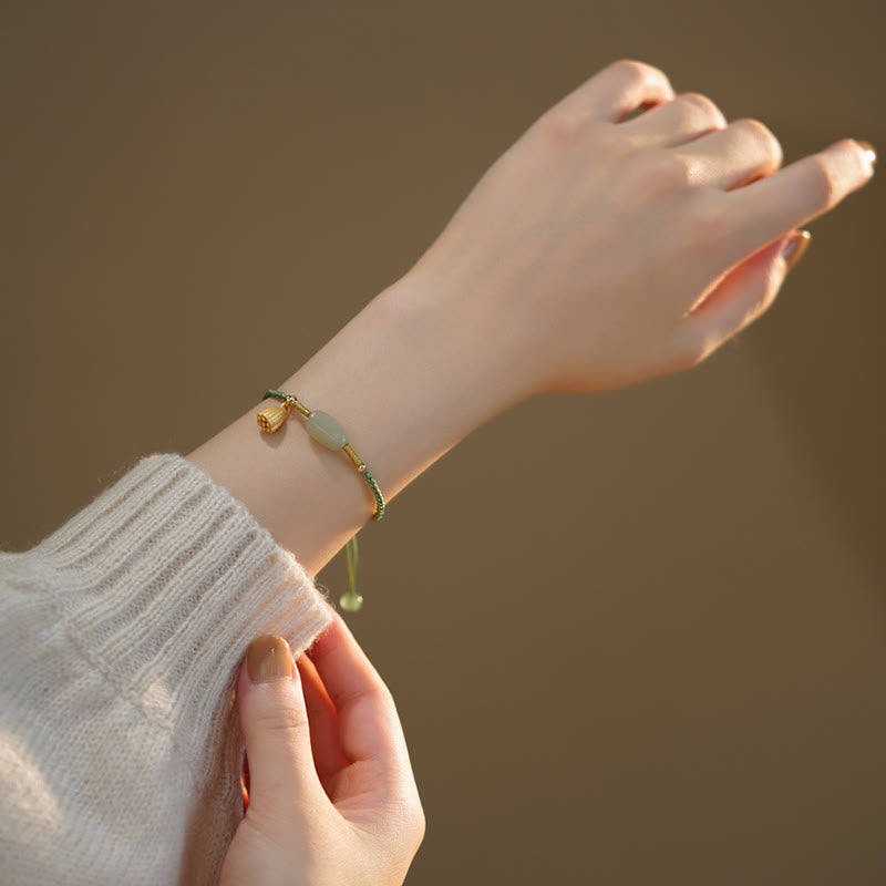 Bracelet à breloques en jade lotus et boucle de paix pour la prospérité