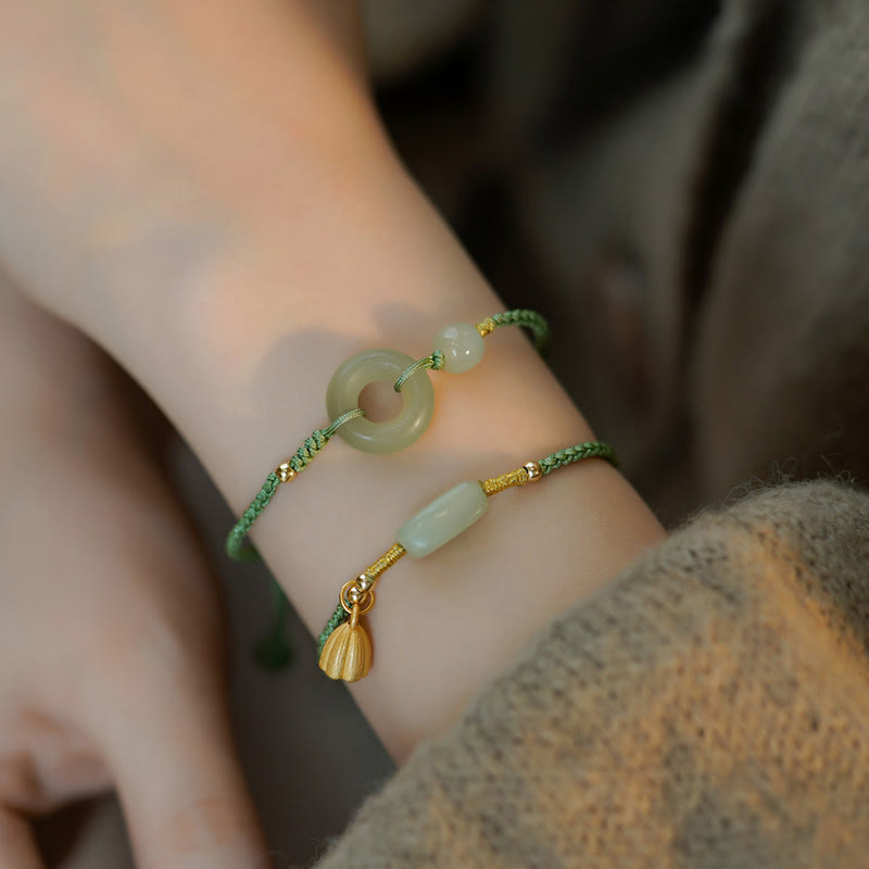 Bracelet à breloques en jade lotus et boucle de paix pour la prospérité
