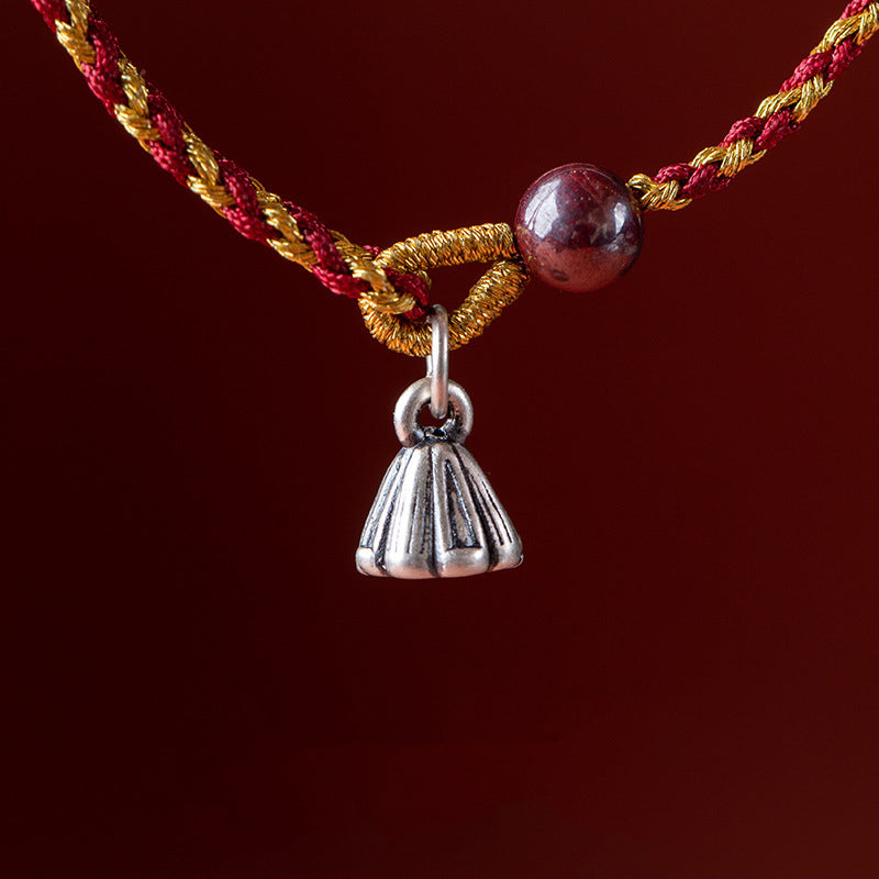 Bracelet corde or rouge avec breloque Lotus Peace 14-16 cm