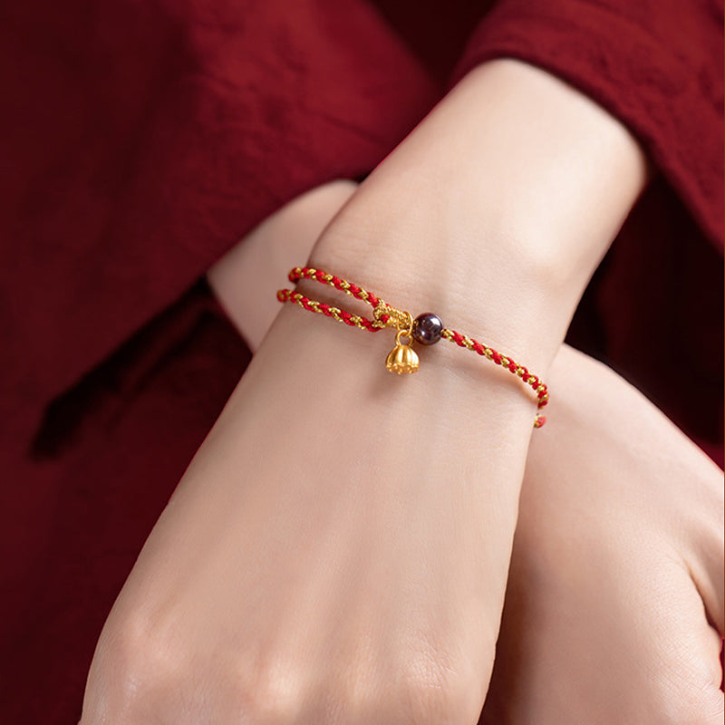 Bracelet corde or rouge avec breloque Lotus Peace 14-16 cm
