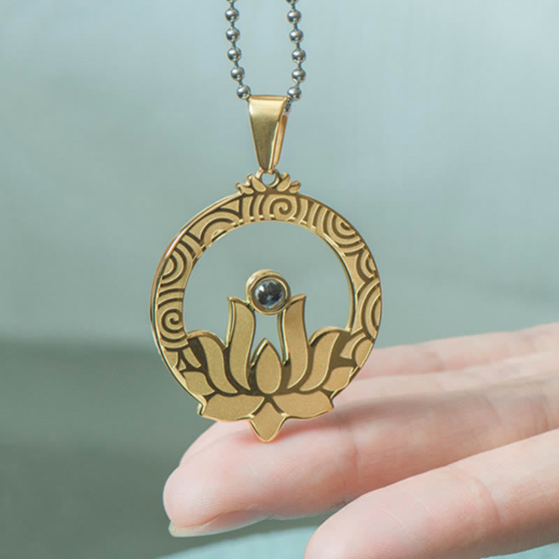 Collier Lotus en acier titane avec projection du mantra Shurangama