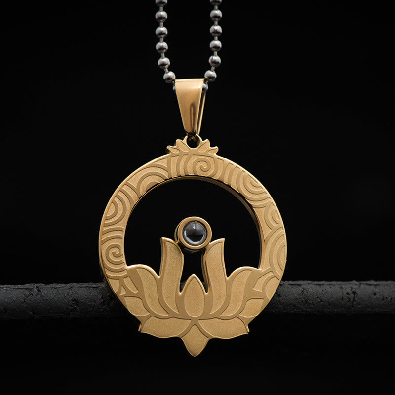 Collier Lotus en acier titane avec projection du mantra Shurangama