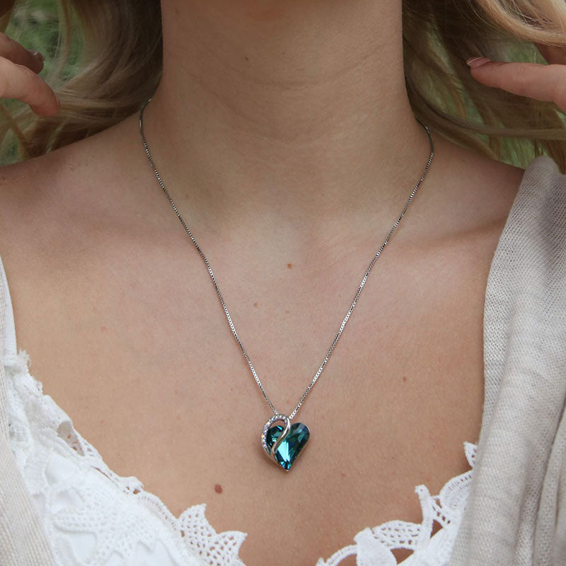 Collier pendentif d'énergie de guérison avec pierre de naissance en forme de cœur d'amour