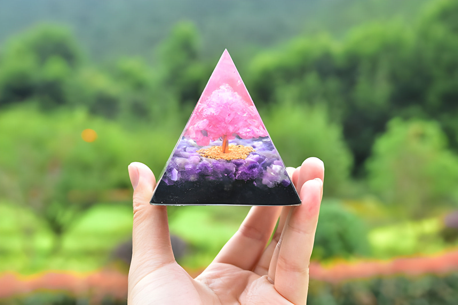 Pyramide d'orgone d'amour et de protection