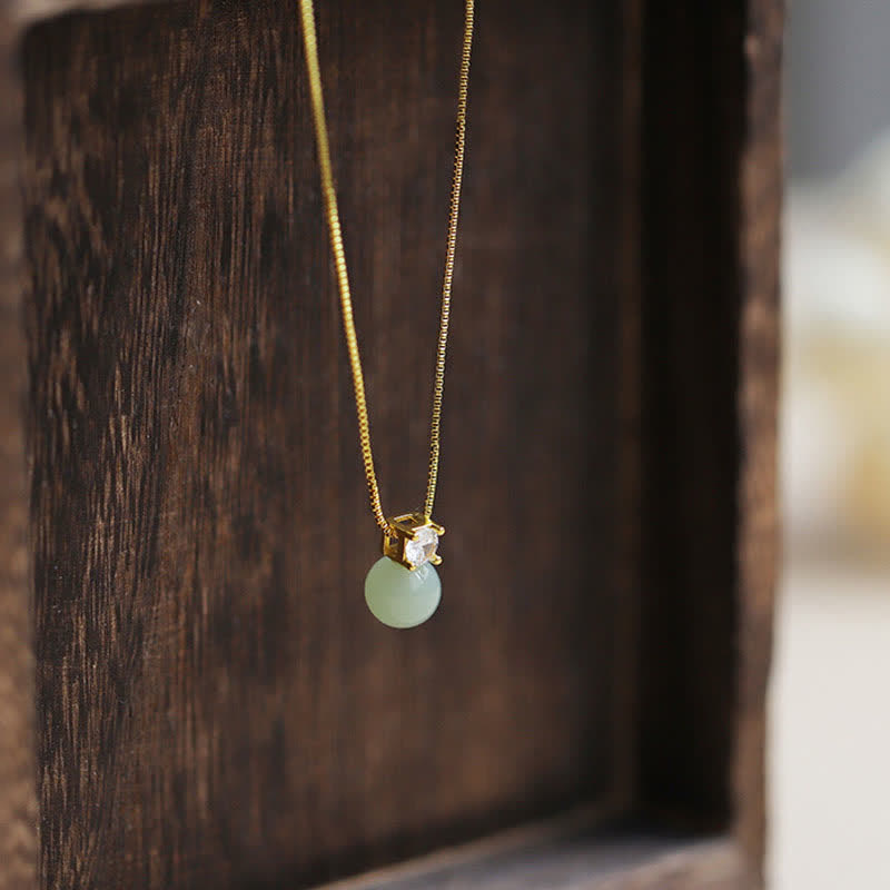 Collier pendentif chaîne porte-bonheur en jade et perle porte-bonheur