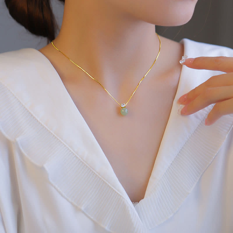 Collier pendentif chaîne porte-bonheur en jade et perle porte-bonheur