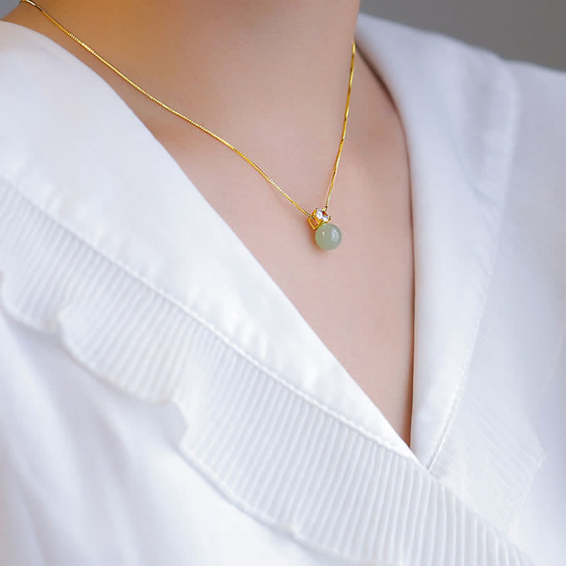 Collier pendentif chaîne porte-bonheur en jade et perle porte-bonheur