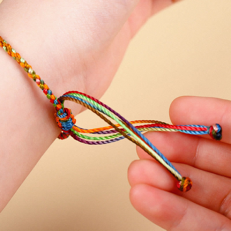 Bracelet porte-bonheur multicolore en fil rouge pour la protection et la chance