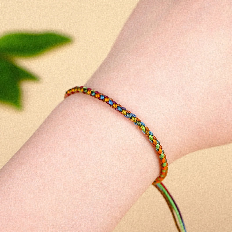 Bracelet porte-bonheur multicolore en fil rouge pour la protection et la chance