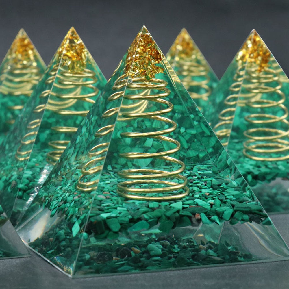 Pyramide d'orgonite de source de malachite