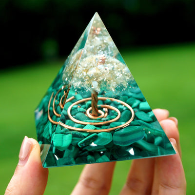 Pyramide de malachite magique pour la méditation