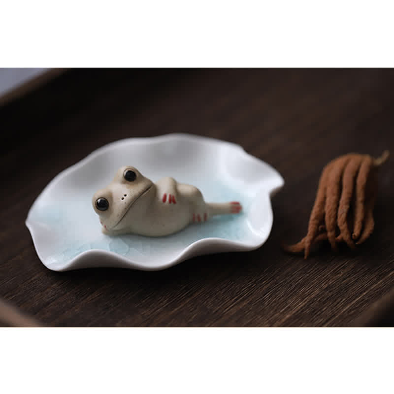 Statue de petite grenouille méditante en céramique pour une décoration zen et calme