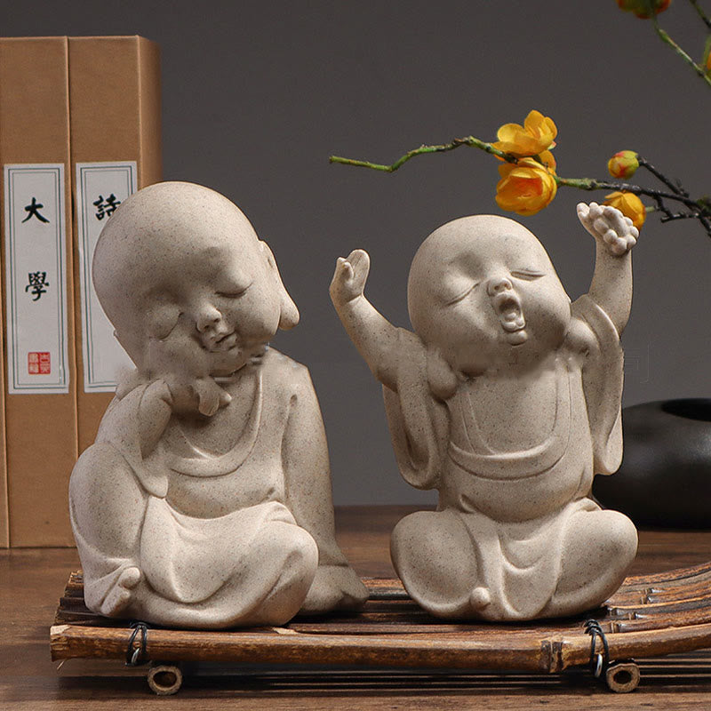 Statue de Bouddha moine en résine pour la méditation et la sérénité à la maison