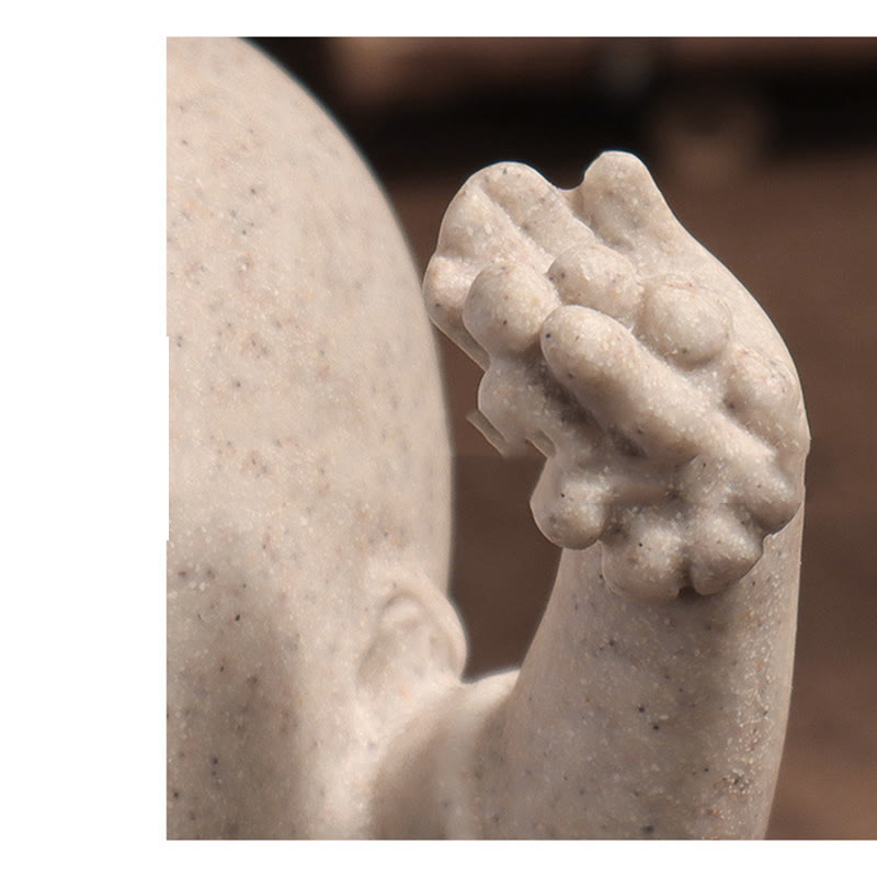 Statue de Bouddha moine en résine pour la méditation et la sérénité à la maison