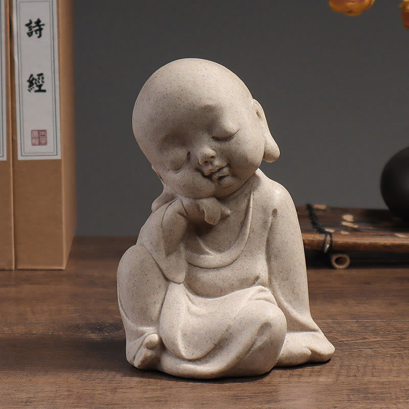 Statue de Bouddha moine en résine pour la méditation et la sérénité à la maison