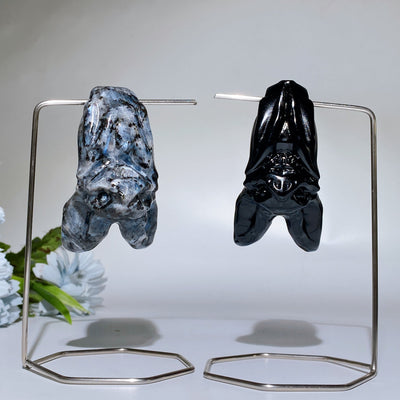 Sculpture de chauve-souris en cristal de taille moyenne avec support pour présentation de pierres précieuses naturelles