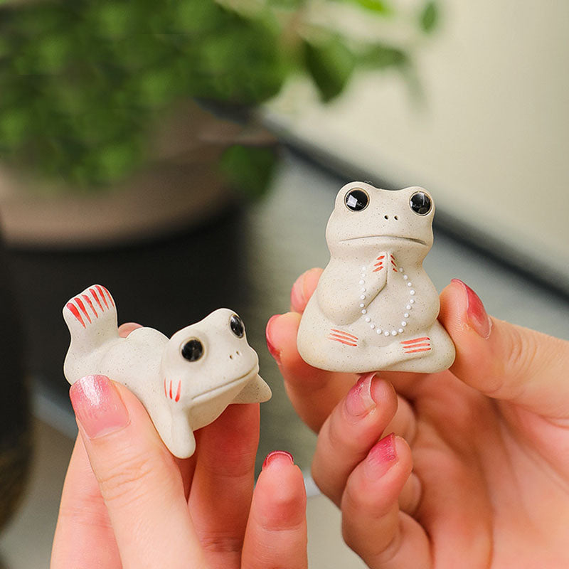 Mini figurine de grenouille en prière en céramique pour la richesse et la prospérité
