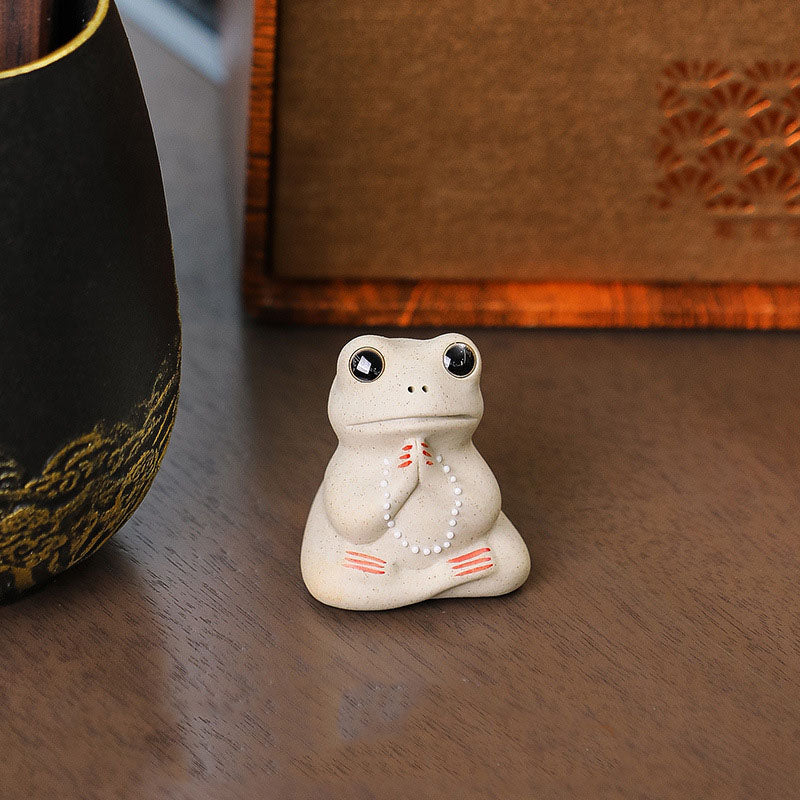 Mini figurine de grenouille en prière en céramique pour la richesse et la prospérité