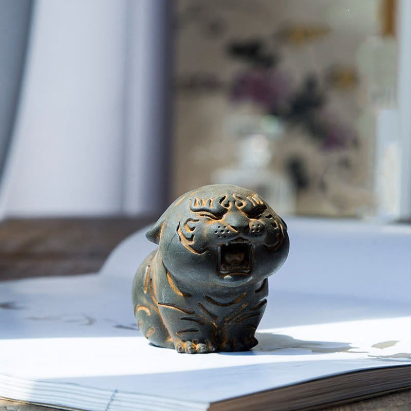 Mini statue de tigre mignon en résine de fer - Figurine animale spirituelle