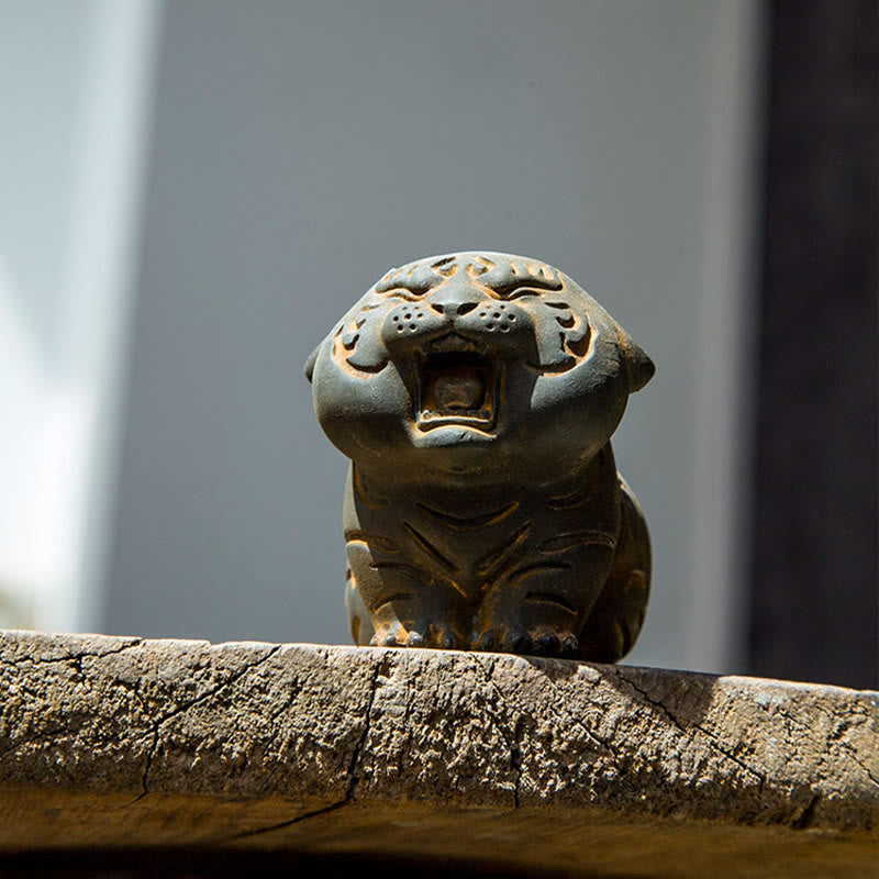 Mini statue de tigre mignon en résine de fer - Figurine animale spirituelle