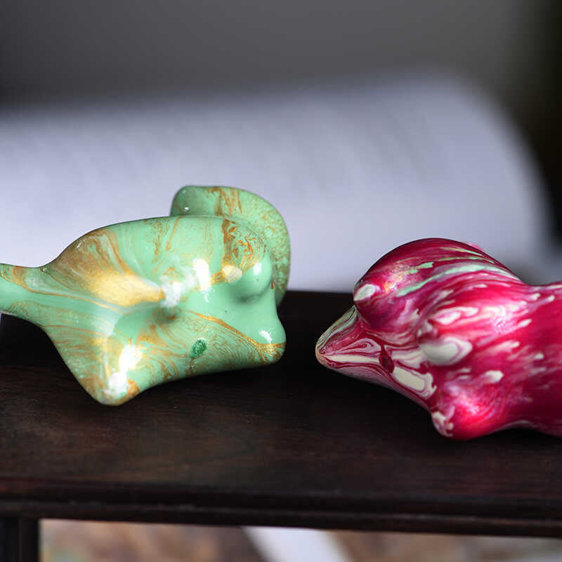 Mini statue de chat en bois d'ébène décorative en laque paisible