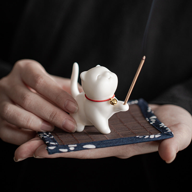 Mini chat porte-bonheur en céramique avec tapis en bambou | Figurine spirituelle