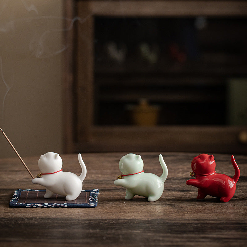 Mini chat porte-bonheur en céramique avec tapis en bambou | Figurine spirituelle