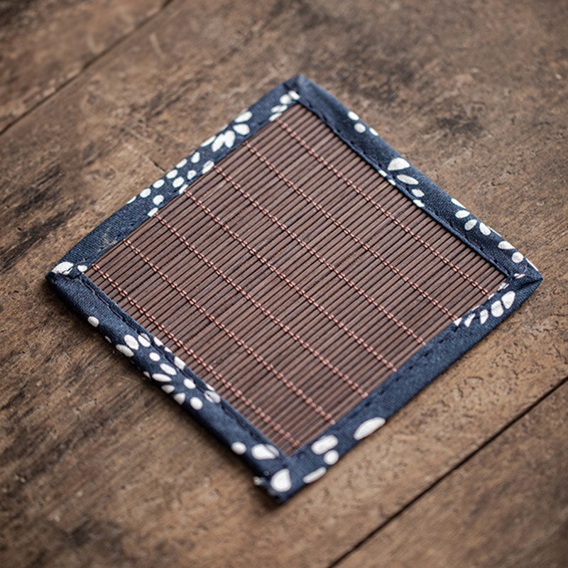 Mini chat porte-bonheur en céramique avec tapis en bambou | Figurine spirituelle
