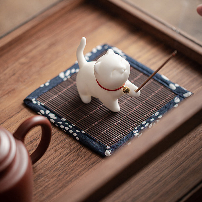 Mini chat porte-bonheur en céramique avec tapis en bambou | Figurine spirituelle