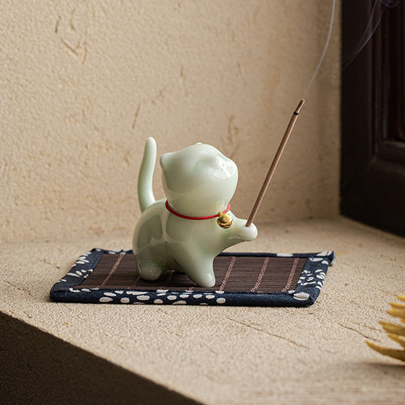 Mini chat porte-bonheur en céramique avec tapis en bambou | Figurine spirituelle