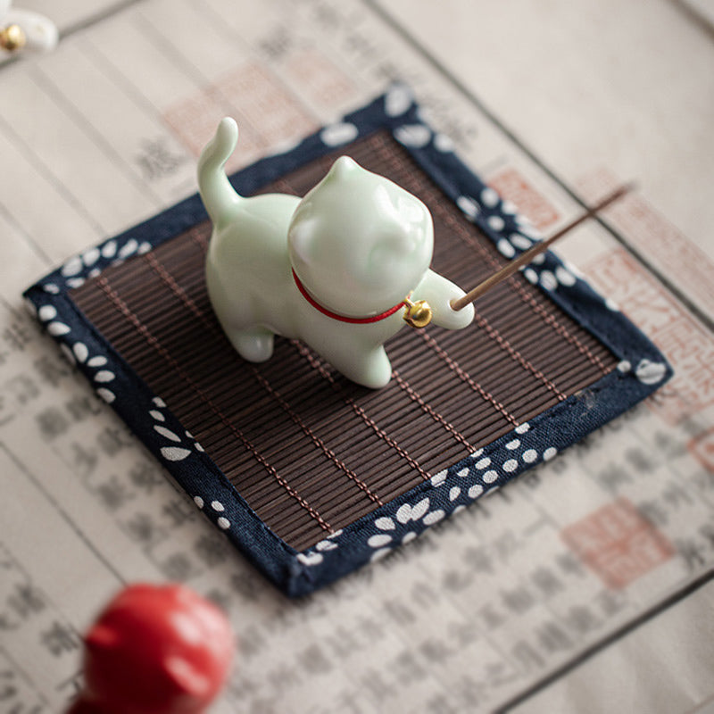 Mini chat porte-bonheur en céramique avec tapis en bambou | Figurine spirituelle