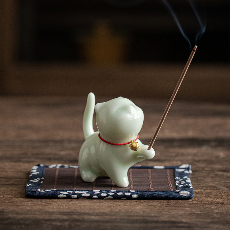 Mini chat porte-bonheur en céramique avec tapis en bambou | Figurine spirituelle