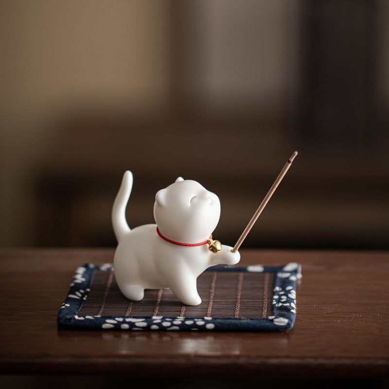 Mini chat porte-bonheur en céramique avec tapis en bambou | Figurine spirituelle
