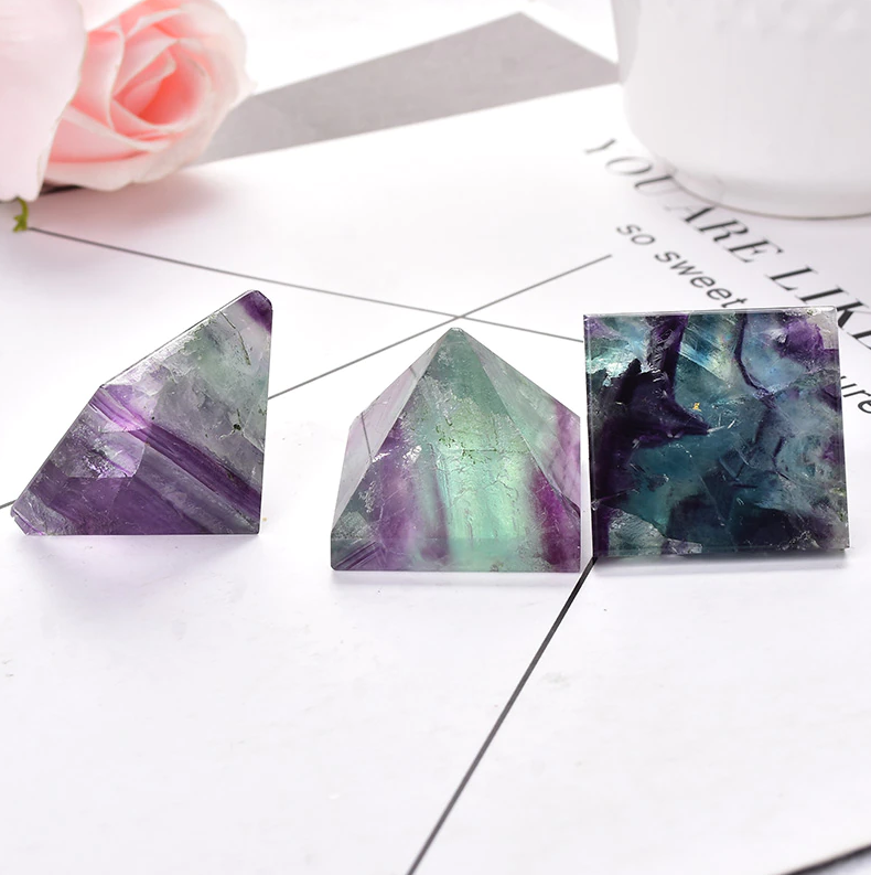 Pyramide miniature de purification en fluorite