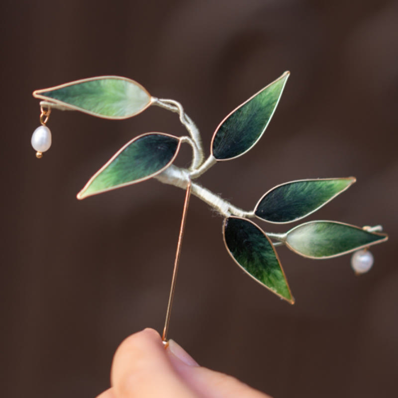Broche en bambou vert et soie de mûrier pour la force spirituelle